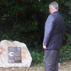 Lakewood Mayor Don Anderson views the Griggs House Marker